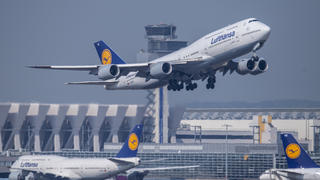 ARCHIV - 27.08.2019, Hessen, Frankfurt/Main: Eine Passagiermaschine vom Typ Boeing 747 der Lufthansa startet auf dem Flughafen. Mit einem weit überdurchschnittlichen Tarifabschluss hat die Lufthansa den Tarifkonflikt mit ihrem Bodenpersonal beigelegt. (zu dpa "Lufthansa kauft sich aus dem Chaos frei") Foto: Boris Roessler/dpa +++ dpa-Bildfunk +++