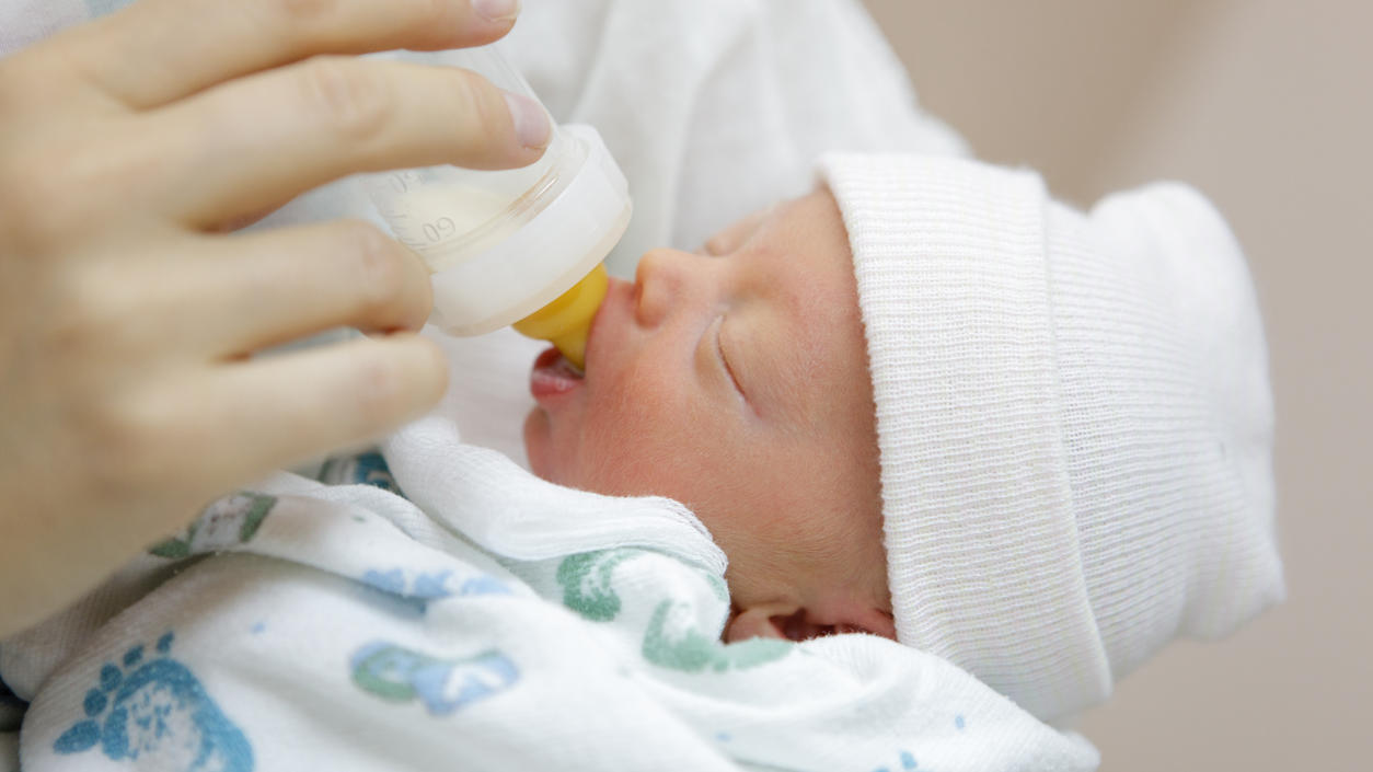 Eine Mutter füttert ihr Baby mit Milch aus der Flasche
