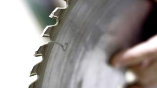 Ein Landwirt und seine Frau sägen zusammen Holz an der Kreissäge - bis die Frau stürzt und in das Sägeblatt fällt.