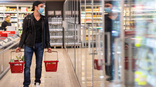 ARCHIV - 20.04.2020, Sachsen, Dresden: Ein Kunde geht in einem Supermarkt einkaufen. Um Preiserhöhungen zu kaschieren, verkleinern immer mehr Hersteller den Packungsinhalt ihrer Produkte. Die Verbraucher sollten deshalb beim Einkauf in nächster Zeit genauer hinschauen. (zu dpa "Versteckte Preiserhöhungen: Da rollt etwas auf die Verbraucher zu") Foto: Robert Michael/dpa-Zentralbild/dpa +++ dpa-Bildfunk +++