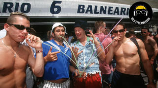 Als Mario blödelt Hilmi Sözer (2.v.l) mit Tom Gerhardt (2.v.r) als Tommi zwischen zwei Muskelmännern bei den Dreharbeiten im Juni 1997 vor der berühmt-berüchtigten Kneipe "Ballermann 6" in El Arenal auf Mallorca.