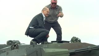Der Bundeskanzler besichtigt einen Gepard-Panzer.