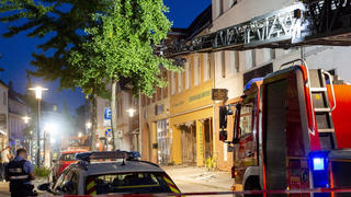 25.08.2022, Rheinland-Pfalz, Speyer: Feuerwehr und Polizei sind nach einer Explosion in einem Haus in Speyer im Einsatz. Mehrere Menschen sind bei der Explosion verletzt worden, das teilte am Donnerstagabend die Feuerwehr mit. Nach ersten Erkenntnissen könnte es sich um eine Gasexplosion handeln, sagte die Polizei. Foto: Joachim Ackermann/view die agentur /dpa +++ dpa-Bildfunk +++