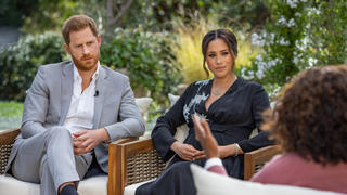ARCHIV - 16.02.2021, USA, ---: HANDOUT - US-Moderatorin Oprah Winfrey (r) spricht bei einem Interview mit Prinz Harry von Großbritannien und seiner Ehefrau Herzogin Meghan. (zu dpa: «25 Jahre nach dem Unfalltod: Kampf um das Erbe Prinzessin Dianas») Foto: Joe Pugliese/Harpo Productions/PA Media/dpa - ACHTUNG: Nur zur redaktionellen Verwendung im Zusammenhang mit der aktuellen Berichterstattung und nur mit vollständiger Nennung des vorstehenden Credits +++ dpa-Bildfunk +++