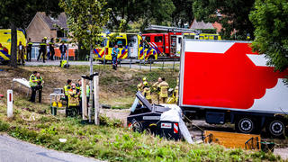 2022-08-27 18:41:16 NEW BEIJERLAND - Rettungsdienste am Unfallort. Ein Lastwagen ist im südholländischen Nieuw-Beijerland vom Deich abgekommen und hat laut Polizei mehrere Menschen verletzt. AP