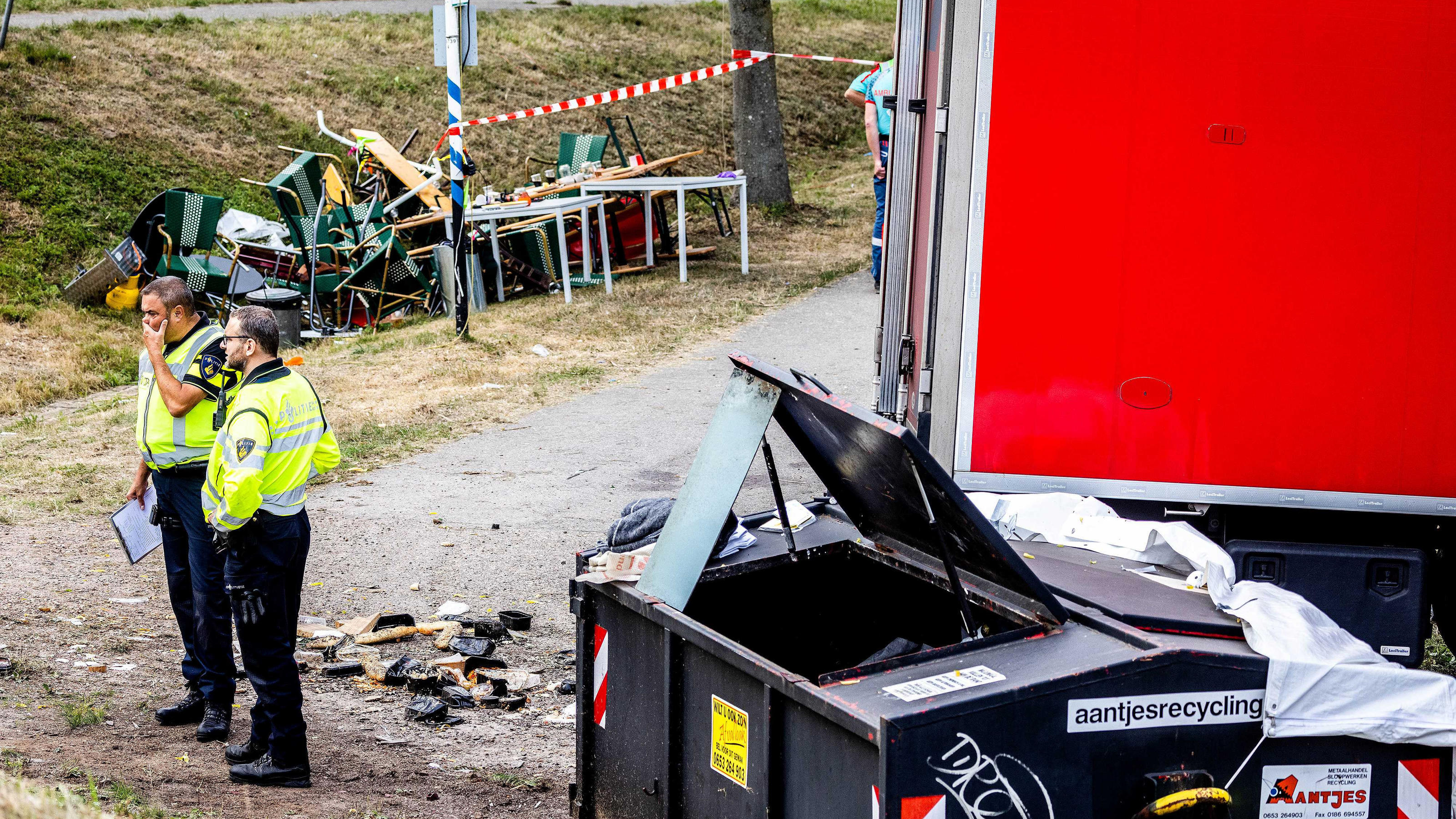 2022-08-27 19:23:14 NEW BEIJERLAND - Rettungsdienste am Unfallort. Ein Lastwagen ist im südholländischen Nieuw-Beijerland vom Deich abgekommen und hat laut Polizei mehrere Menschen verletzt. AP