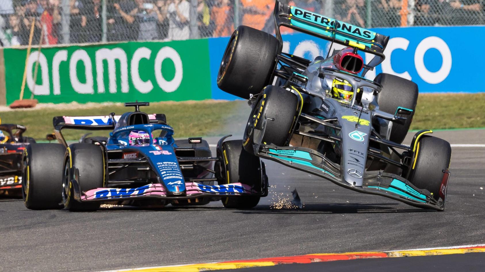 Formel 1 in Spa Crash! Alonso geht auf Hamilton los
