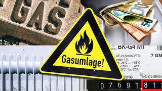 FOTOMONTAGE, Warnschild Gasumlage vor Gaszähler, Gasanschluss, Heizkörper und Portmonee mit Geldscheinen / action press