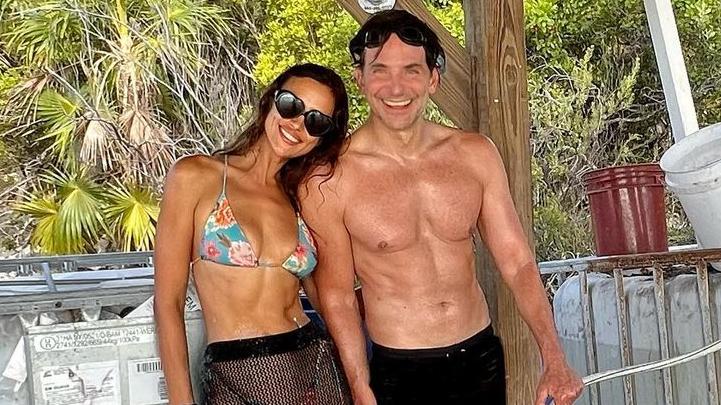 Irina Shayk und ihr Ex Bradley Cooper strahlen im gemeinsamen Urlaub in die Kamera.