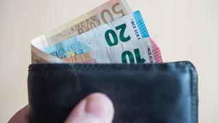 ARCHIV - 27.12.2016, Baden-Württemberg, Stuttgart: ILLUSTRATION - Geldscheine im Wert von fünf, zehn, zwanzig, fünfzig und hundert Euro stecken in einem Geldbeutel. Berufstätige bekommen die Energiepreispauschale des Bundes von 300 Euro im September über den Arbeitgeber ausgezahlt. Der einmalige Betrag ist steuerpflichtig. (zu dpa "Energiepauschale und Sparmaßnahmen: Das ändert sich im September") Foto: picture alliance / Lino Mirgeler/dpa +++ dpa-Bildfunk +++