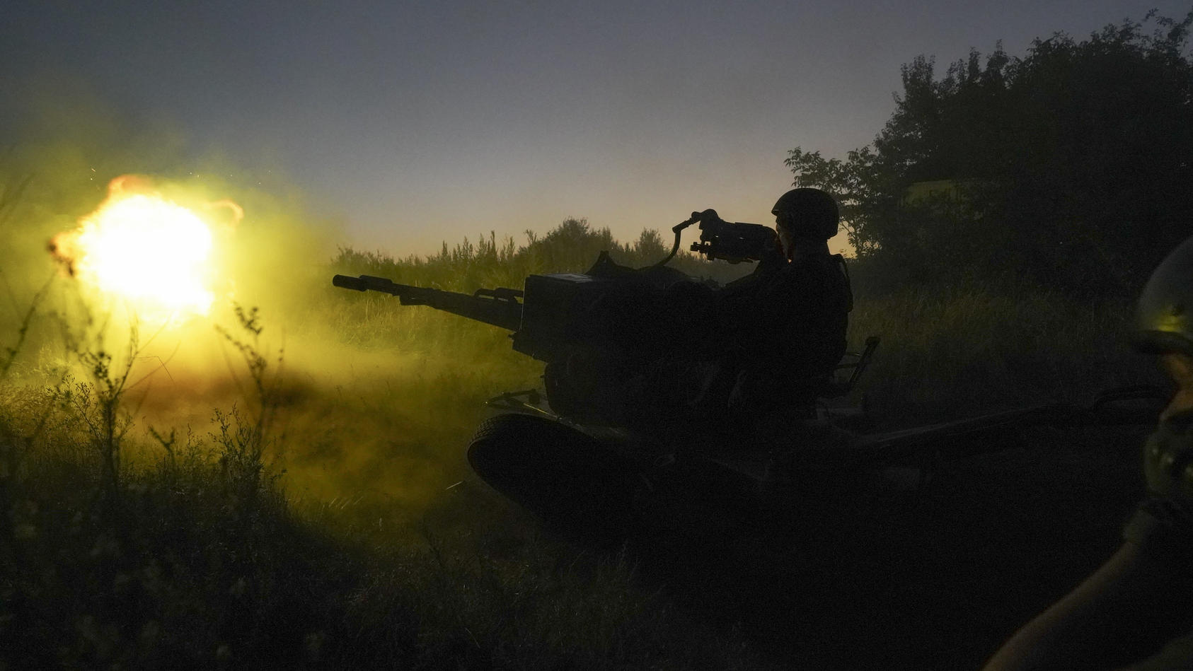 24.08.2022, Ukraine, Charkiw: Ukrainische Soldaten feuern auf russische Stellungen aus einem Flugabwehrgeschütz in der Region Charkiw. Foto: Andrii Marienko/AP/dpa +++ dpa-Bildfunk +++