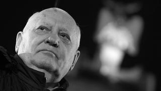 ARCHIV - Der frühere sowjetische Staatspräsident Michail Gorbatschow steht am 09.11.2014 während des Bürgerfestes vor dem Brandenburger Tor in Berlin als Ballonpate auf der Bühne. Die Verleihung des Weltwirtschaftlichen Preises 2015 findet am 21. Juni 2015 in Kiel statt. Gorbatschow ist einer der Preisträger. Foto: Bernd von Jutrczenka/dpa +++(c) dpa - Bildfunk+++