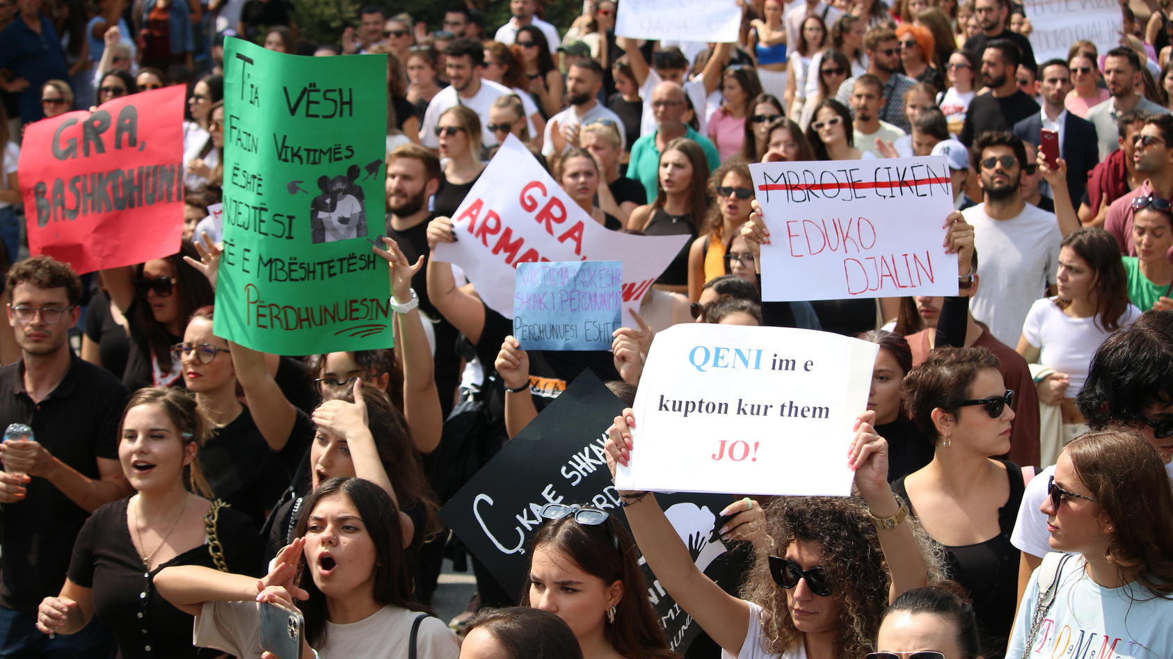 Hunderte Menschen protestierten gegen zu lasche Strafen für Vergewaltiger im Kosovo.