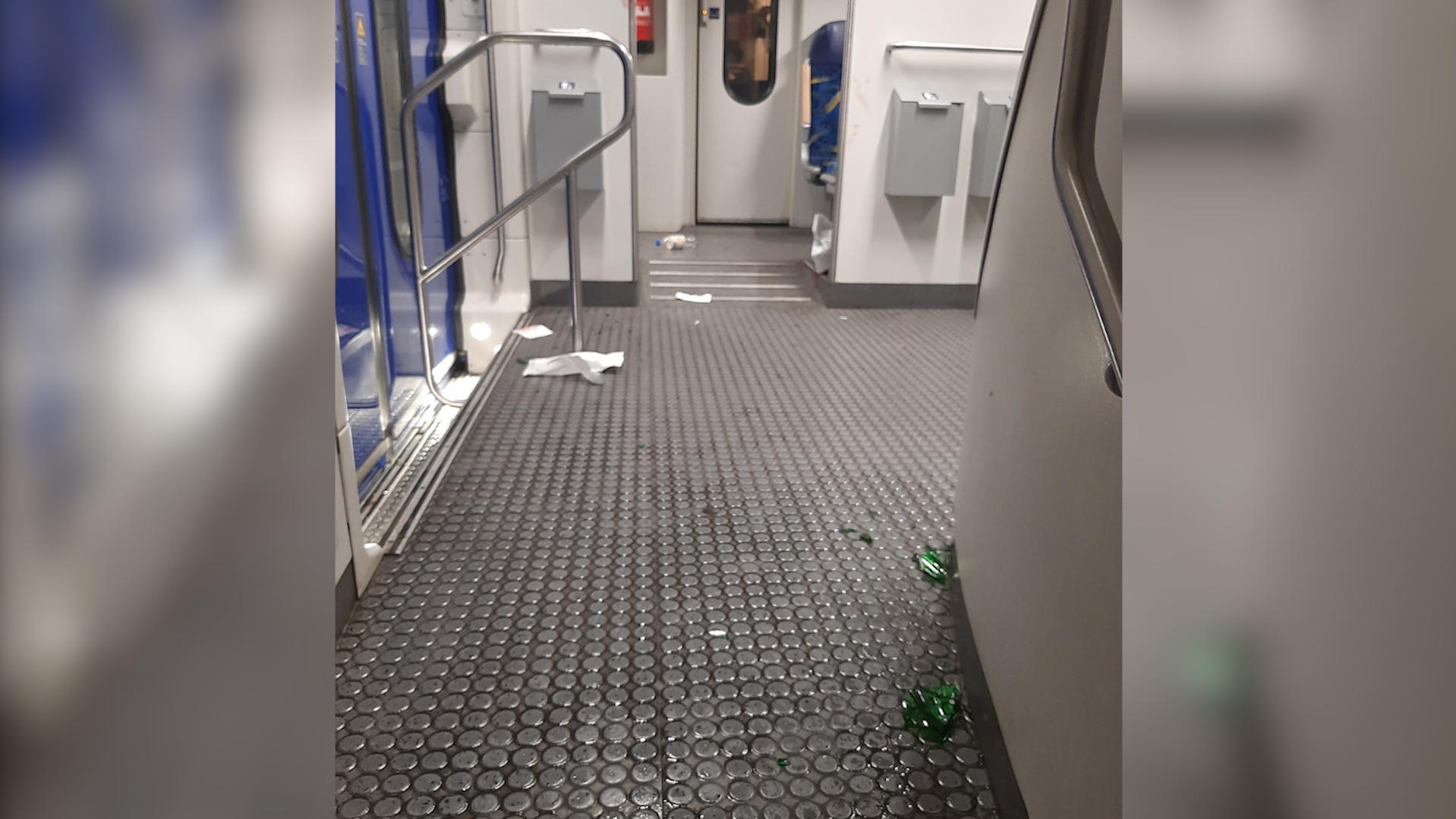 Männer greifen Mutter im Zug an.