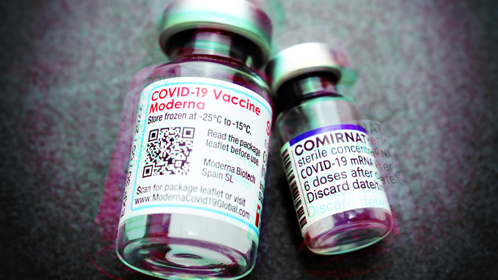  Impfstofffläschen von Moderna und Biontech