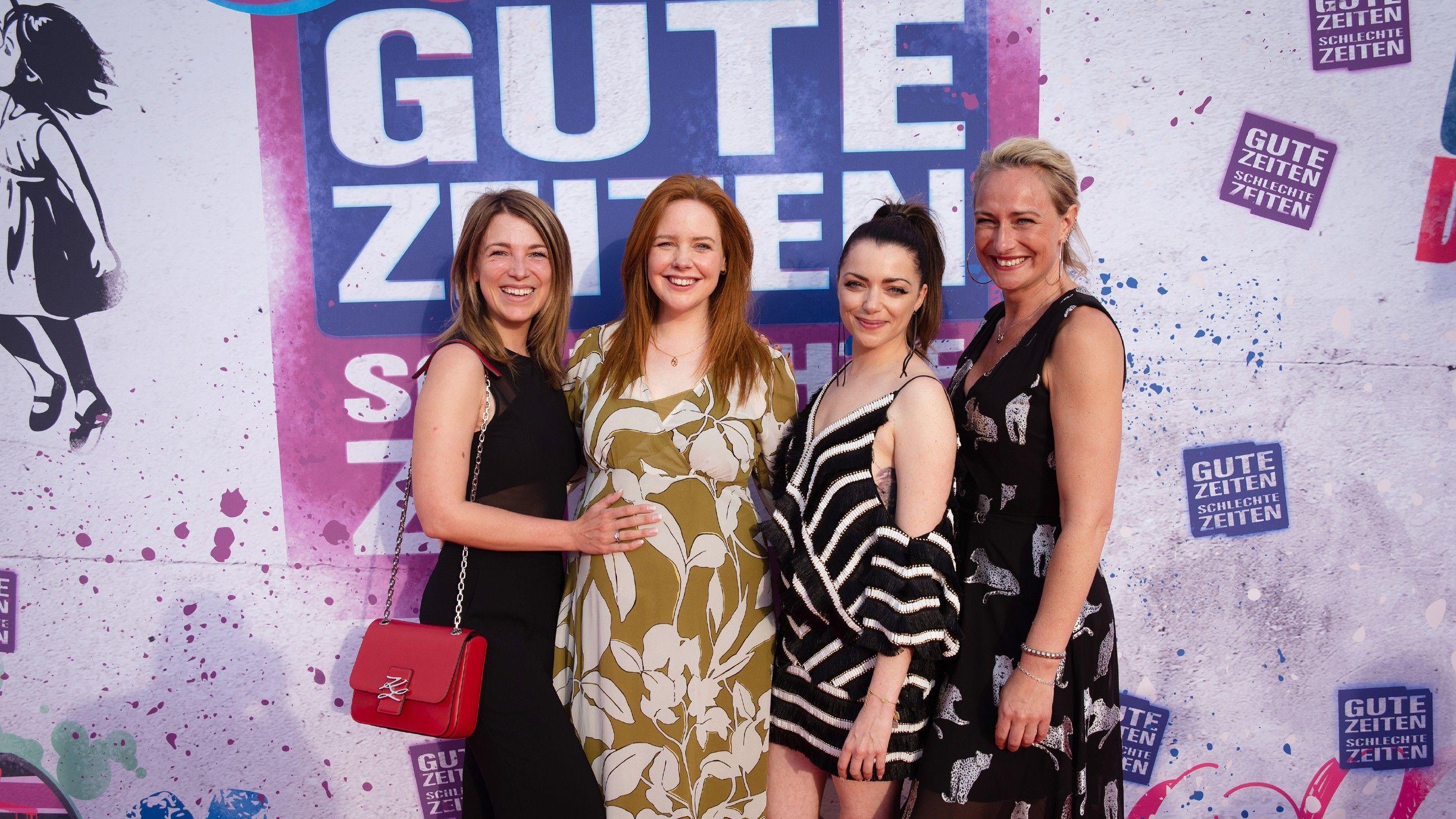 Eva Mona Rodekirchen gemeinsam mit ihren Kolleginnen Iris Mareike Steen, Olivia Marei und Anne Menden. 