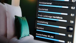 Die Seite eines Reiseportals mit einer Hotelbewertung in verschiedenen Kategorien ist am 02.05.2020 in Kaufbeuren zu sehen. F
