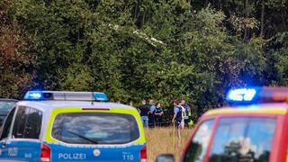 05.09.2022, Hessen, Gelnhausen: Polizei und Feuerwehr steht an der Absturzstelle eines Segelflugzeuges. Der 81 Jahre alte Pilot kam ums Leben. (zu dpa: «81-Jähriger stirbt bei Absturz von Segelflugzeug»). Foto: --/5vision Media /dpa +++ dpa-Bildfunk +++