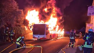 Lichterloh brannte der Bus in Bonn.
