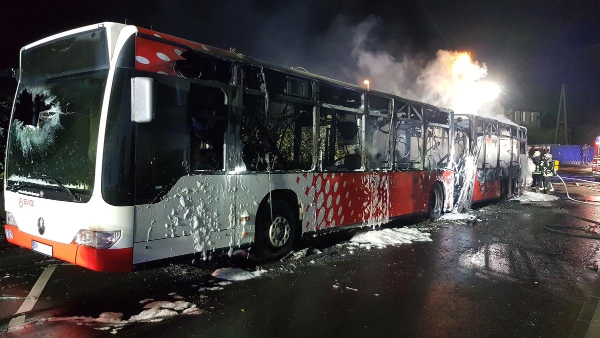 Der Bus erlitt durch den Brand einen Totalschaden.