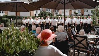 Gelungene Überraschung: Der Polizeichor Bremen stattet den Bewohnern des Seniorenheims Weidedamm einen freudigen Besuch ab