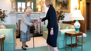 Queen Elizabeth welcomes Liz Truss during an audience where she invited the newly elected leader of the Conservative party to become Prime Minister and form a new government, at Balmoral Castle, Scotland, Britain September 6, 2022. Jane Barlow/Pool via REUTERS     TPX IMAGES OF THE DAY