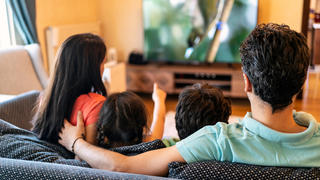 LG-Fernseher: Eine Familie guckt etwas auf Ihrem Fernseher.