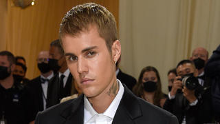 ARCHIV - 13.09.2021, USA, New York: Justin Bieber kommt zur Benefizgala des Costume Institute des Metropolitan Museum of Art anlässlich der Eröffnung der Ausstellung «In America: A Lexicon of Fashion». (zu dpa «Justin Bieber unterbricht erneut Welttournee») Foto: Evan Agostini/Invision/AP/dpa +++ dpa-Bildfunk +++
