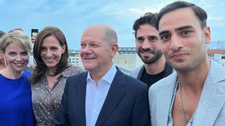 Die GZSZ-Stars Gisa Zach, Ulrike Frank, Tobias Evers und Timur Ülker (von links) im Gespräch mit Bundeskanzler Olaf Scholz - spielt er demnächst in der Soap mit?