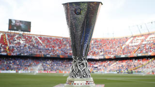 Der Pokal der UEFA Europa League im Stadion des FC Sevilla vor dem Endspiel in der Saison 2021/22 zwischen Eintracht Frankfurt und Glasgow Rangers