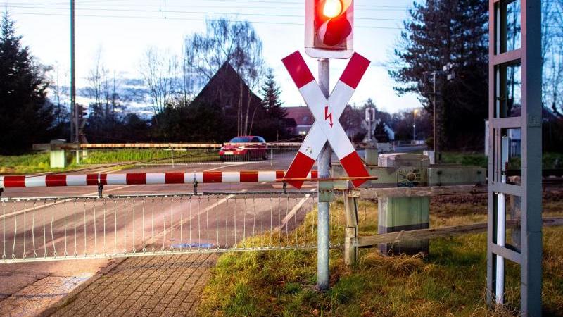 An einem Bahnübergang in Niedersachsen kam es zu der Prügelattacke.