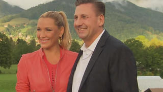 Simone Mecky-Ballack und ihr Mann Andreas strahlen bei der Eröffnung des Bussi Baby Hotels am Tegernsee.