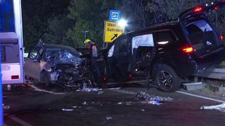 Frontalcrash mit Höchstgeschwindigkeit: Acht Verletzte und ein Todesopfer in Hannover