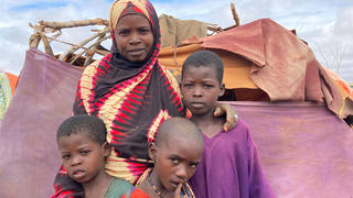 ARCHIV - 28.06.2022, Somalia, Baidoa: Bushiya Farah steht mit ihren Kindern vor ihrer Hütte. Nachdem die letzte der 20 Kühe der Somalierin verhungert ist, flüchtete sie mit ihren drei jüngeren Kindern nach Baidoa. Die Zahl der von Dürre betroffenen Kinder ist am Horn von Afrika in den letzten zwei Monaten um 40 Prozent gestiegen, warnt das UN-Kinderhilfswerk Unicef.     (zu dpa "Unicef: Mindestens 10 Millionen Kinder von Dürrekatastrophe betroffen") Foto: Eva-Maria Krafczyk/dpa +++ dpa-Bildfunk +++