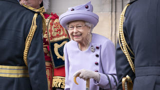 ARCHIV - 28.06.2022, Großbritannien, Edinburgh: Königin Elizabeth II. nimmt an einer Militärparade zu ihren Ehren im Garten des Holyrood-Palasts teil. (zu dpa: «Geheimrat verschoben: Wie schnell schwinden die Kräfte der Queen?») Foto: Jane Barlow/Pool PA/dpa +++ dpa-Bildfunk +++