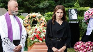 Britta (Tabea Heynig) nimmt am Grab emotional Abschied von Robert. Die Verwendung des sendungsbezogenen Materials ist nur mit dem Hinweis und Verlinkung auf RTL+ gestattet.