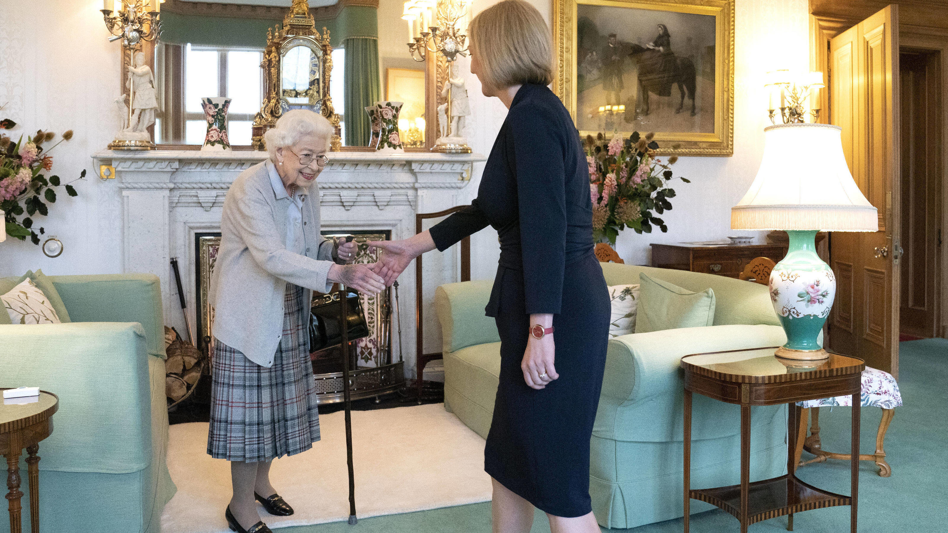  Entertainment Bilder des Tages . 06/09/2022. Balmoral, United Kingdom. Queen Elizabeth II welcomes Liz Truss, during an audience at Balmoral, Scotland, where she invited the newly elected leader of the Conservative party to become the new Prime Mini