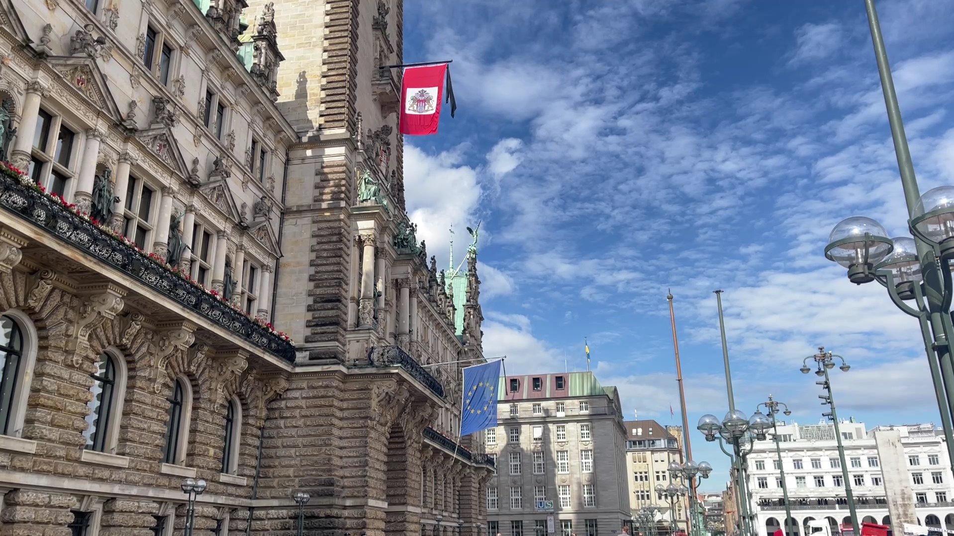 Das Hamburger Rathaus setzt die Flaggen auf Halbmast.