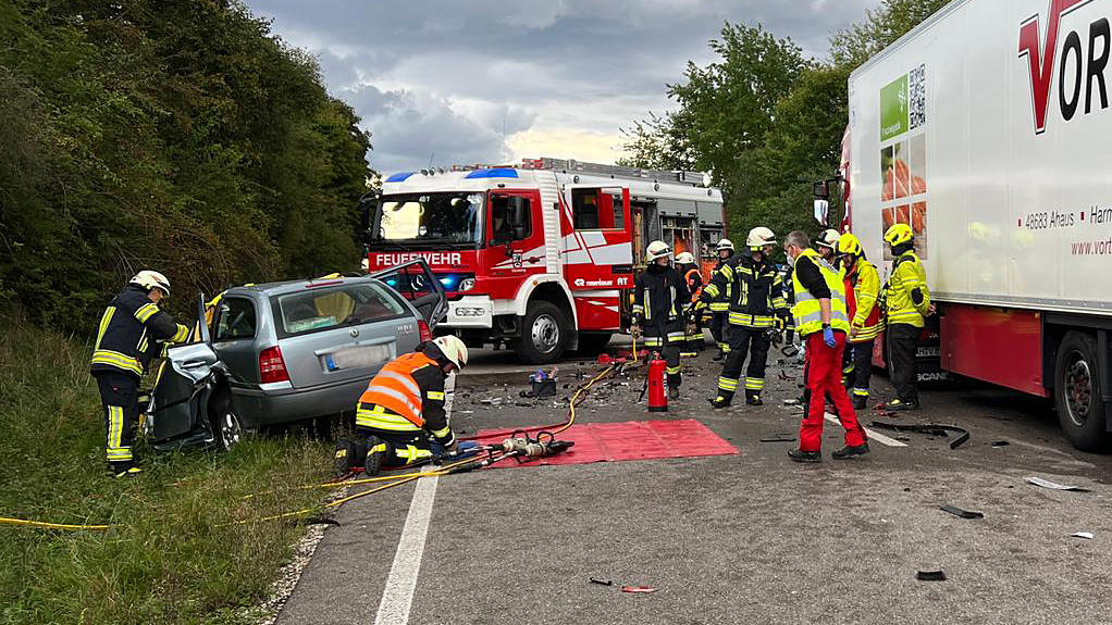 Horror-Unfall In Oberbayern: Mutter Kommt Bei Frontal-Crash Mit LKW Ums ...