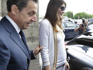 Former French president Nicolas Sarkozy (L) and his wife Carla Bruni-Sarkozy leave the Regina Hotel in Paris on June 28, 2012 after a meeting with Myanmar pro-democracy leader Aung San Suu Kyi. The Nobel Peace laureate Aung San Suu Kyi -- who spent almost two decades under house arrest for her freedom struggle -- has been cheered by crowds and leaders on her five-nation tour, her first visit to Europe in a quarter-century.  AFP PHOTO / KENZO TRIBOUILLARD