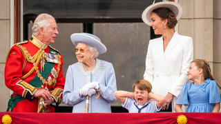 Dieser Moment geht in die Geschichte ein. Prinz Louis hält sich bei der "Trooping the Colour"-Parade die Ohren zu.