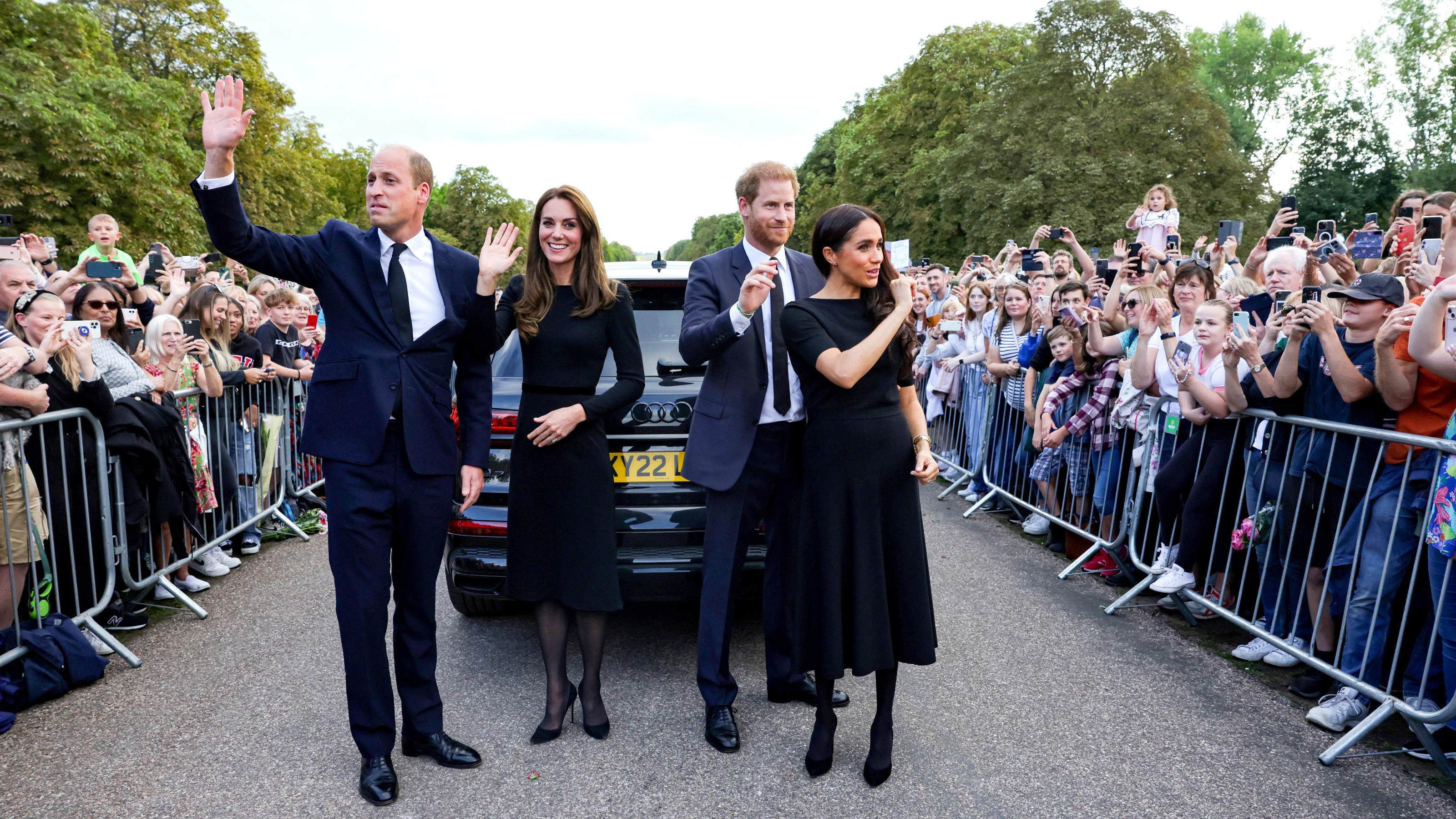 Thronfolger Prinz William, Prinzessin Kate sowie Harry und Meghan freuen sich über den Zuspruch aus der Bevölkerung.