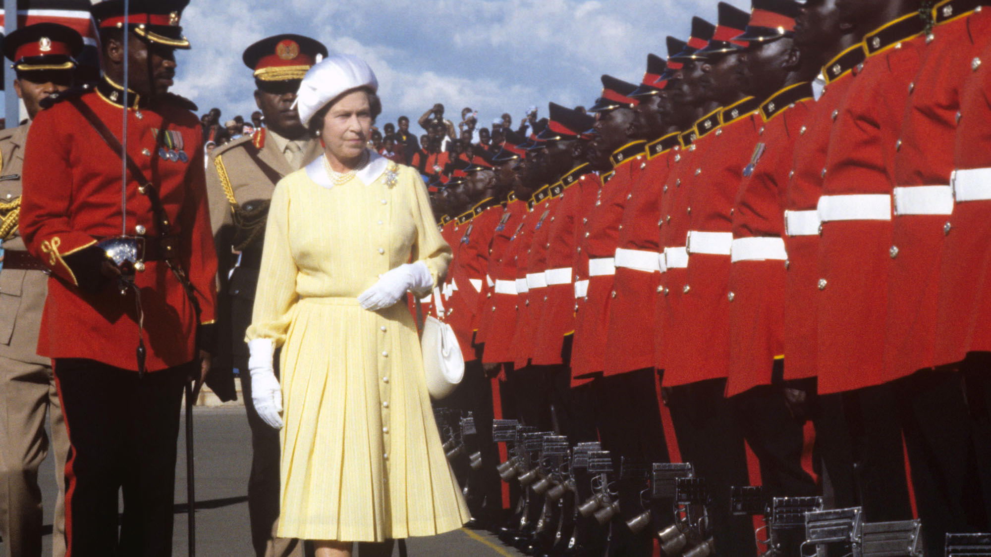 Königin Elisabeth II bei der Inspektion der Ehrengarde am Jomo Kenyatta International Flughafen in Nairobi (Kenia.