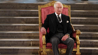 König Charles III. schwört dem „Beispiel selbstloser Pflicht“ von Königin Elizabeth II. zu folgen
