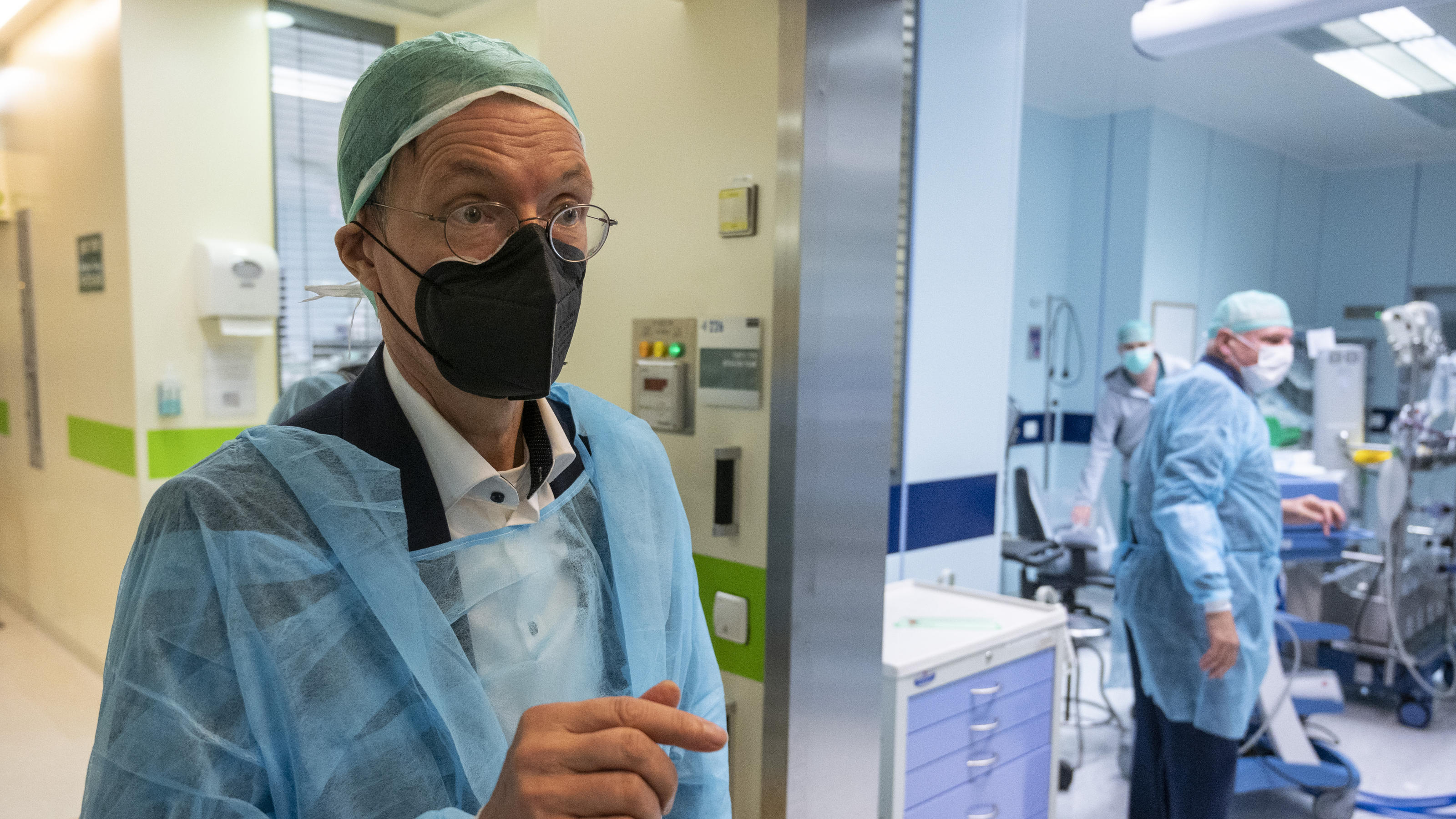 Bundesgesundheitsminister Karl Lauterbach besucht ein Krankenhaus in Israel
