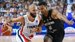 Evan Fournier Team France, 10 gegen Johannes Thiemann Team Germany, 32. Frankreich vs. Deutschland, Basketball, Europameisterschaft 2022, Gruppenphase, Gruppe B, Spiel B/1, 01.09.2022 Frankreich vs. Deutschland, Basketball, Europameisterschaft 2022, Gruppenphase, Gruppe B, Spiel B/1, 01.09.2022 Koeln *** Evan Fournier Team France, 10 vs Johannes Thiemann Team Germany, 32 France vs Germany, basketball, European Championship 2022, group stage, group B, game B 1, 01 09 2022 France vs Germany, basketball, European Championship 2022, group stage, group B, game B 1, 01 09 2022 Koeln Copyright: xThomasxHaeslerx EP_EER 