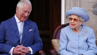 König Charles (damals noch Prinz) und Königin Elizabeth II bei der Reddendo-Parade in Scotland in den Gärten des Palace of Holyroodhouse in Edinburgh am 30. Juni 2022.