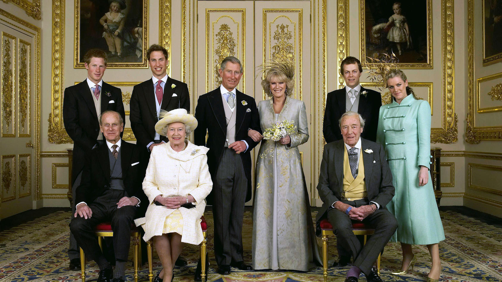 Charles und Camilla mit ihren Familien. Das Foto ist 2005 am Hochzeitstag des Paares entstanden. 