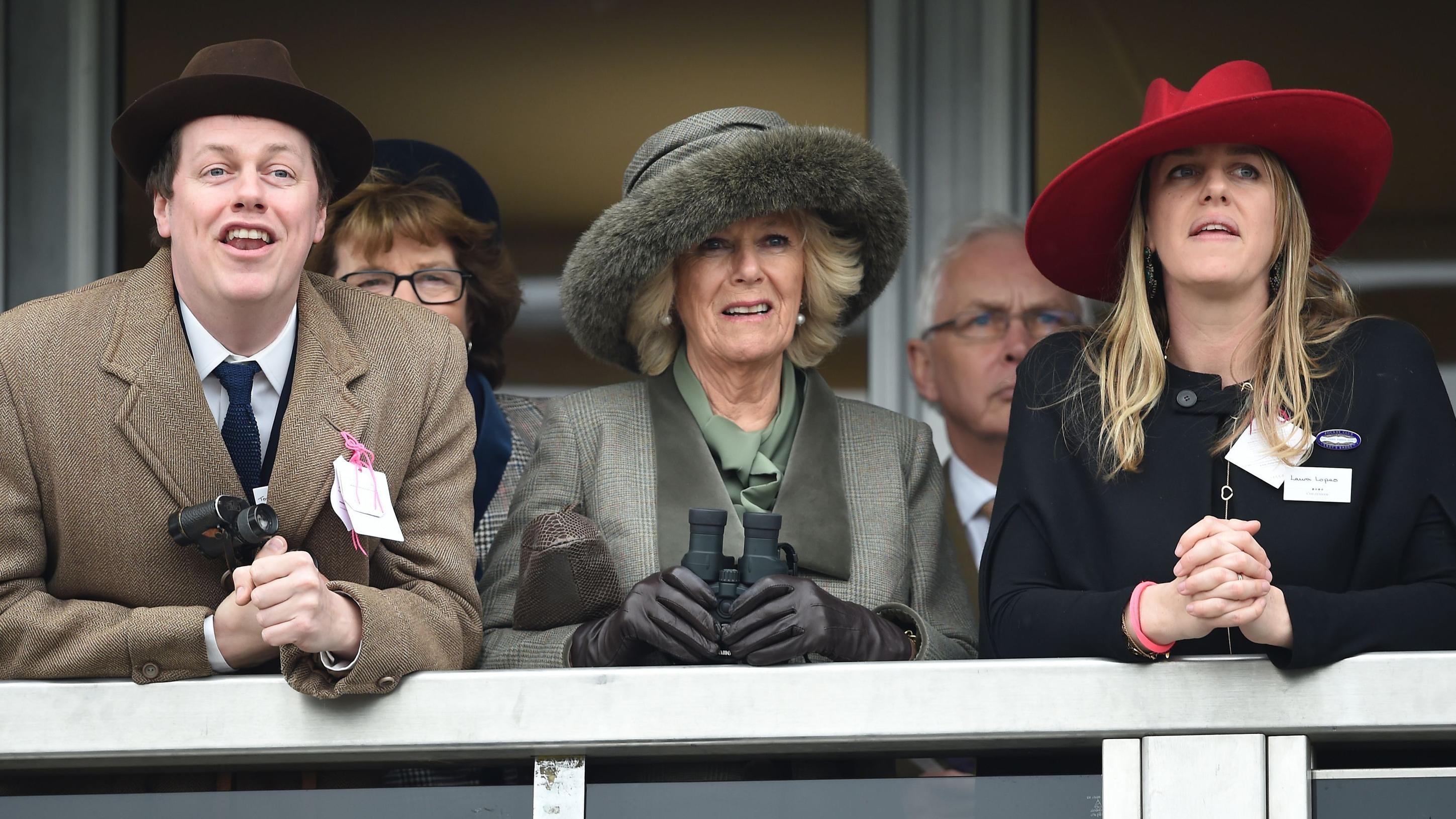 Damals noch Herzogin Camilla (jetzt Queen Consort)  mit Sohn Tom Parker-Bowles (links) und Tochter Laura Lopes (rechts) beim Cheltenham Festival im März 2015.