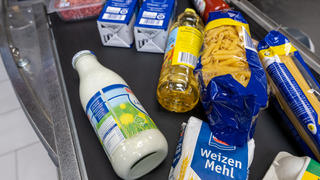 ARCHIV - 02.06.2022, Sachsen, Leipzig: Lebensmittel liegen auf einem Kassenband in einem Supermarkt in Leipzig.   (zu dpa "Gewerkschaftsprotest: «Wir frieren nicht für Profite» ") Foto: Hendrik Schmidt/dpa +++ dpa-Bildfunk +++